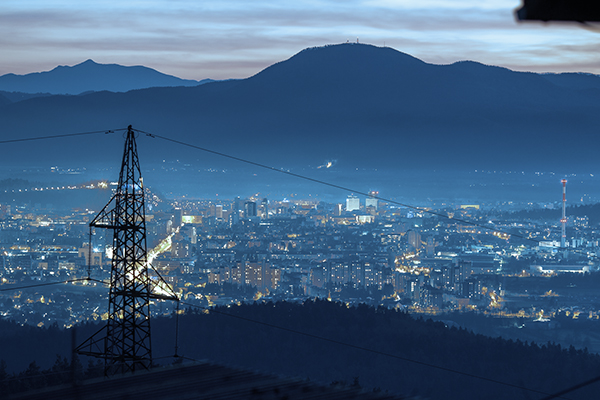 Kako napajalni kabli HV, MV in LV zagotavljajo zanesljivo distribucijo električne energije?